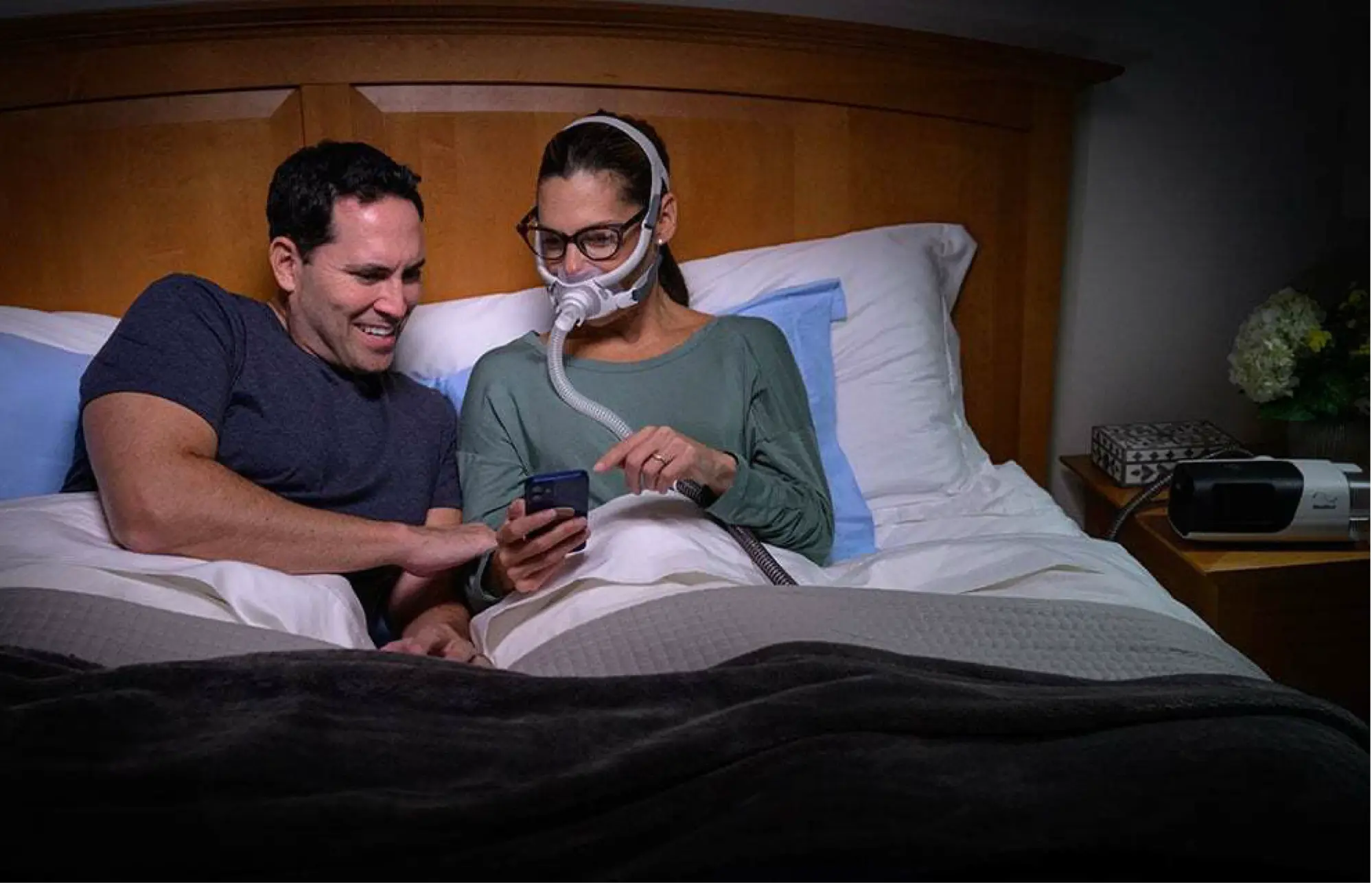 healthcare-professionals-airfit-f40-couple-in-bed-woman-on-therapy